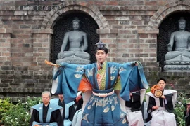 Tiết mục Sambaso-biểu diễn Kyogen qua phần biểu diễn của cha con nghệ sỹ Ogasawara Tadashi và Ogasawara Hiroaki. (Ảnh: Nguyễn Chinh/TTXVN)