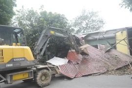 Công trình vi phạm bị tháo dỡ. (Ảnh: Mạnh Khánh/TTXVN)
