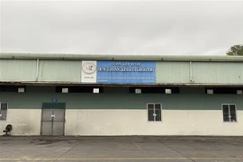 Thu giữ các cây máy tính tại một trung tâm đăng kiểm ở Hà Nội. (Ảnh: TTXVN phát)