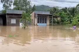 Mưa lớn kéo dài gây ngập lụt trên địa bàn huyện Tri Tôn, tỉnh An Giang. (Ảnh: TTXVN phát)