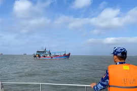 Lực lượng cảnh sát biển dẫn giải tàu cá về cảng Hải đội 301 tại thành phố Vũng Tàu. (Ảnh: TTXVN phát)