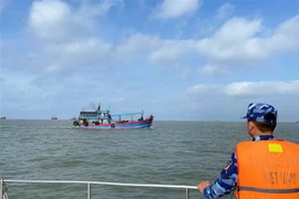 Lực lượng cảnh sát biển dẫn giải tàu cá về cảng Hải đội 301 tại thành phố Vũng Tàu. (Ảnh: TTXVN phát)