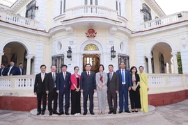 Chủ tịch Quốc hội Vương Đình Huệ chụp ảnh lưu niệm với đại biểu tại Đại sứ quán Việt Nam tại Cuba. (Ảnh: Doãn Tấn/TTXVN)
