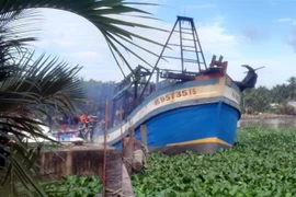 Hiện trường tàu cá bị cháy. (Ảnh: TTXVN phát)