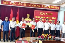 Ban Thường vụ Tỉnh ủy Đồng Nai quyết định cho Bí thư Thành ủy Biên Hòa Võ Văn Chánh (người thứ 6, bên trái qua) được thôi việc theo nguyện vọng. (Ảnh: TTXVN phát)