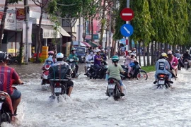 Nước ngập trên đường Nguyễn Văn Cừ, đoạn từ chân cầu cồn Khương đến ngã tư đường Cách Mạng Tháng Tám, quận Ninh Kiều, chiều 29/9. (Ảnh: Thanh Liêm/TTXVN)