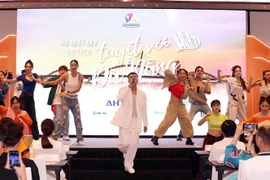 Ca sỹ, nhạc sỹ Only C và vũ đoàn biểu diễn ca khúc 'Tuyệt vời Đà Nẵng' tại lễ ra mắt. (Ảnh: Trần Lê Lâm/TTXVN)