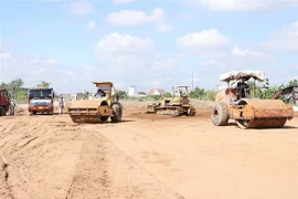 Các đơn vị đang triển khai thi công Dự án xây dựng đường Cao tốc Bến Lức-Long Thành. (Ảnh: Dương Giang/TTXVN)