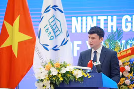 Chủ tịch Diễn đàn Nghị sỹ Trẻ Liên minh Nghị viện Thế giới (IPU), Hạ Nghị sỹ Vương quốc Anh Dan Carden phát biểu tại phiên khai mạc. (Ảnh: TTXVN)