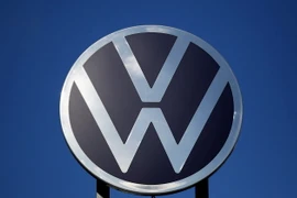 Biểu tượng hãng Volkswagen tại trụ sở ở Wolfsburg, Đức. (Ảnh: AFP/TTXVN)