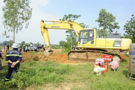 Phương tiện cơ giới được huy động tham gia cưỡng chế giải phóng mặt bằng. (Ảnh: Mạnh Khánh/TTXVN)