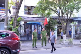 Lực lượng chức năng khám xét nhà riêng của ông Hồ Văn Khoa. (Ảnh: Quốc Dũng/TTXVN)