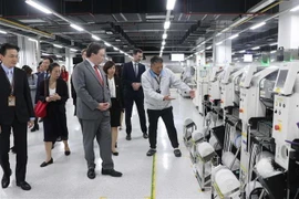 Ngài Marc E.Knapper Đại sứ Hoa Kỳ tại Việt Nam, thăm một khu công nghiệp. (Ảnh: Hoàng Ngọc/TTXVN)
