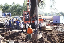 Công tác giải cứu em Thái Lý Hạo Nam vẫn tiếp tục được thực hiện. (Ảnh: TTXVN phát)