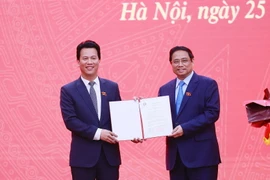 Thủ tướng Phạm Minh Chính trao Quyết định cho Bộ trưởng Bộ Tài nguyên và Môi trường Đặng Quốc Khánh. (Ảnh: Dương Giang/TTXVN)