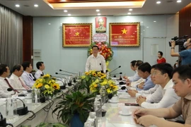 Trưởng Ban Tuyên giáo Trung ương Nguyễn Trọng Nghĩa thăm Bệnh viện Chợ Rẫy. (Ảnh: Đinh Hằng/TTXVN)