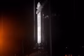 Terran 1, tên lửa in 3D đầu tiên trên thế giới, chuẩn bị rời bệ phóng tại Cape Canaveral, bang Florida, Mỹ sáng 23/3. (Ảnh: AFP/TTXVN)