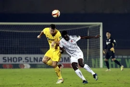 Pha tranh chấp bóng giữa cầu thủ hai đội. (Ảnh: Tá Chuyên/TTXVN)