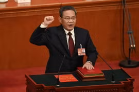 Ông Lý Cường tuyên thệ nhậm chức Thủ tướng Trung Quốc tại phiên họp toàn thể lần thứ 4 Kỳ họp thứ nhất Đại hội Đại biểu Nhân dân Toàn quốc (Nhân Đại, tức Quốc hội Trung Quốc) khóa XIV ở Bắc Kinh ngày 11/3. (Ảnh: AFP/TTXVN)
