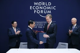 Thủ tướng Phạm Minh Chính và Nhà sáng lập kiêm Chủ tịch Điều hành Diễn đàn Kinh tế Thế giới (WEF) Klaus Schwab chứng kiến Lễ ký kết biên Bản ghi nhớ Việt Nam-WEF giai đoạn 2023-2026. (Ảnh: Dương Giang/TTXVN)