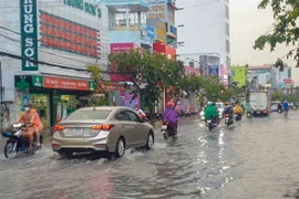 Mưa to gây ngập cục bộ trên đường Cách Mạng Tháng Tám, quận Ninh Kiều, thành phố Cần Thơ. (Ảnh: TTXVN phát)