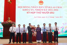 Các lãnh đạo tỉnh Lai Châu tặng hoa chúc mừng ông Lê Văn Lương được bầu chức danh Chủ tịch Ủy ban Nhân dân tỉnh Lai Châu nhiệm kỳ 2021-2026. (Ảnh: Quý Trung/TTXVN)