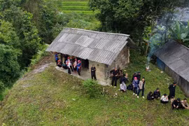 Bà con dân tộc Cờ Lao có mặt rất sớm tại miếu thờ Hoàng Vần Thùng để chuẩn bị cho Lễ hội Cầu mùa. (Ảnh: Nam Thái/TTXVN)