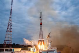 Tên lửa Soyuz 2.1b mang theo Tàu thăm dò Mặt Trăng Luna-25 được phóng từ Sân bay Vũ trụ Vostochny ở vùng Viễn Đông, Nga, ngày 11/8. (Ảnh: AFP/TTXVN)