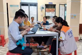 Các bác sỹ họp đánh giá, xác minh ca bệnh tại Trạm Y tế xã Tân Hưng và Tân Phước. (Nguồn: Báo Bình Phước)