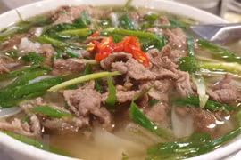 Một bát phở bò tái với đầy đủ gia vị. (Ảnh: Ngọc Liên/TTXVN)