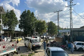 Xe cứu thương được điều đến hiện trường vụ nổ bom ở huyện Bajaur, Tây Bắc Pakistan ngày 30/7. (Ảnh: THX/TTXVN)