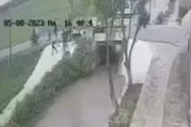 Hiện trường nơi xảy ra vụ án mạng. (Ảnh cắt từ camera an ninh của nhà dân)