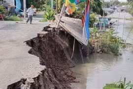 Kênh 10 Châu Phú bị sạt lở 30m. (Ảnh: TTXVN phát)