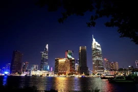 Trung tâm Thành phố Hồ Chí Minh lung linh bên sông Sài Gòn. (Ảnh: Hồng Đạt/TTXVN)