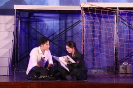 Cảnh trong vở kịch 'Bộ cảnh phục' của Nhà hát Tuổi Trẻ. (Ảnh: Anh Tuấn/TTXVN) 