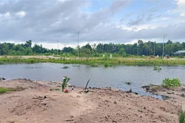 Hố nước trong dự án nơi bé K bị đuối nước. (Ảnh: TTXVN phát)