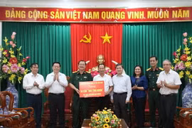 Trưởng Ban Tuyên giáo Trung ương Nguyễn Trọng Nghĩa và đoàn công tác trao tặng 9 căn nhà tình nghĩa cho các gia đình chính sách khó khăn về nhà ở trên địa bàn tỉnh Bến Tre. (Ảnh: Huỳnh Phúc Hậu/TTXVN)