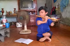Trần Ái Hải Sơn, học sinh lớp 10A2 Trường THPT Thanh Hòa, huyện Bù Đốp (Bình Phước), dị tật di truyền từ người bố bị phơi nhiễm chất độc hóa học dioxin, là một tấm gương về khát vọng sống, nghị lực vươn lên trước sự khắc nghiệt của số phận. Nhiều năm liền