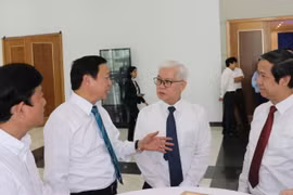 Phó Thủ tướng Chính phủ Trần Hồng Hà trao đổi với Bí thư Tỉnh ủy Bình Dương Nguyễn Văn Lợi về hoạch định chiến lược cho thủ phủ công nghiệp và vùng đổi mới sáng tạo Bình Dương. (Ảnh: Chí Tưởng/TTXVN)