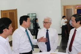 Phó Thủ tướng Chính phủ Trần Hồng Hà trao đổi với Bí thư Tỉnh ủy Bình Dương Nguyễn Văn Lợi về hoạch định chiến lược cho thủ phủ công nghiệp và vùng đổi mới sáng tạo Bình Dương. (Ảnh: Chí Tưởng/TTXVN)