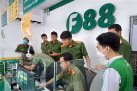 Lực lượng công an kiểm tra hành chính một phòng giao dịch của Công ty F88. (Ảnh minh họa. Nguồn: TTXVN)
