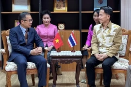 Đại sứ Phan Chí Thành (bên trái) và Tỉnh trưởng Nong Bua Lamphu, ông Suwit Chanworn. (Ảnh Huy Tiến/TTXVN)