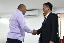 PGS.TS Vũ Trọng Lâm làm việc với ông Diosdado Cabello Rondon, Phó Chủ tịch thứ nhất Đảng Xã hội chủ nghĩa thống nhất, nguyên Tổng thống tạm quyền, Phó Tổng thống, Chủ tịch Quốc hội lập hiến Venezuela. (Ảnh: TTXVN phát)