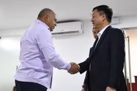 PGS.TS Vũ Trọng Lâm làm việc với ông Diosdado Cabello Rondon, Phó Chủ tịch thứ nhất Đảng Xã hội chủ nghĩa thống nhất, nguyên Tổng thống tạm quyền, Phó Tổng thống, Chủ tịch Quốc hội lập hiến Venezuela. (Ảnh: TTXVN phát)