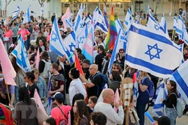 Biểu tình phản đối kế hoạch cải cách tư pháp của Chính phủ Israel. (Ảnh: AFP/TTXVN)