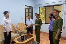 Cán bộ công an đọc lệnh khám xét, bắt tạm giam Nguyễn Đỗ Thúy Anh. (Ảnh: TTXVN phát)