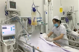 Nhân viên y tế Bệnh viện Chợ Rẫy chăm sóc, tích cực cho bệnh nhân ngộ độc Botulinum. (Ảnh: TTXVN phát)