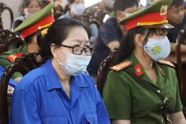 Vì lý do sức khỏe, bị cáo Nguyễn Thị Kim Hạnh (Mười Tường) được Hội đồng xét xử cho phép ngồi trong quá trình xét hỏi. (Ảnh: Công Mạo/TTXVN)