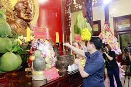 Chủ tịch Quốc hội Vương Đình Huệ dâng hương tưởng nhớ Chủ tịch Tôn Đức Thắng. (Ảnh: Doãn Tấn/TTXVN)