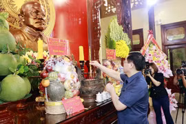 Chủ tịch Quốc hội Vương Đình Huệ dâng hương tưởng nhớ Chủ tịch Tôn Đức Thắng. (Ảnh: Doãn Tấn/TTXVN)